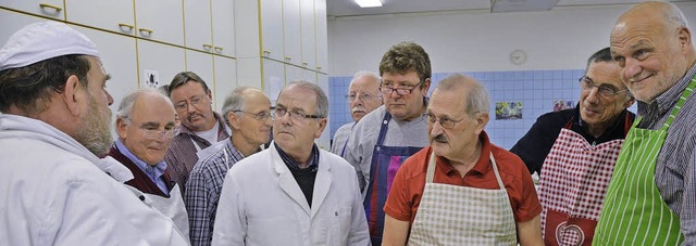 Kurze Einweisung vom Chef Kurt Hilpert...bretter, Messer, Mixer und Kochtpfe.   | Foto: Aurel Moser