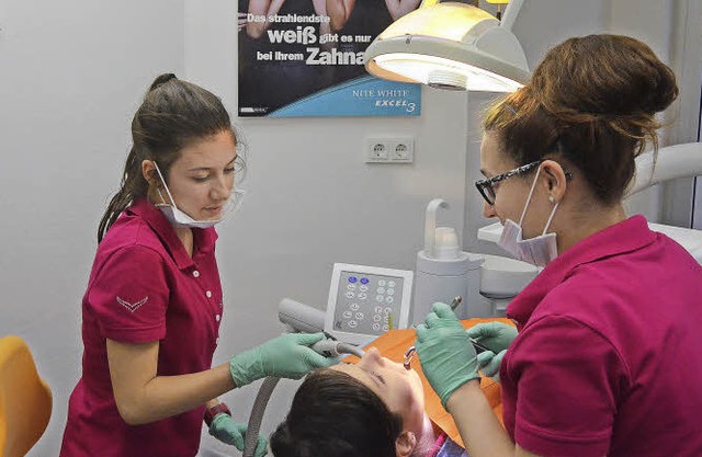 Zehntklsslerin Selma Turgut (links) a...beim Zahnarzt, hier mit dem Absauger.   | Foto: Marleen Helmert