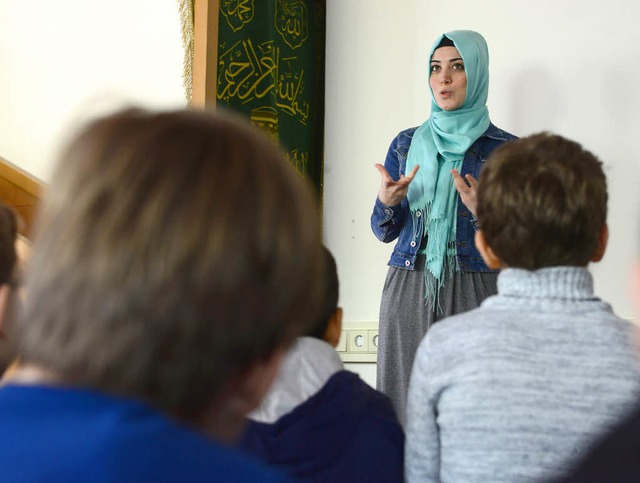 Ayse Aylan erklrt Kepler-Schlern islamisches Leben.   | Foto: Ingo Schneider