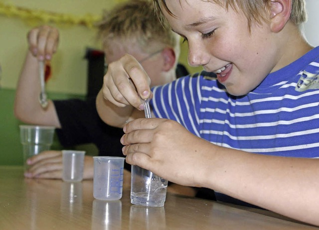 Kinder erforschen die Eigenschaften vo... auch ein Thema bei den Science Camps.  | Foto: zvg