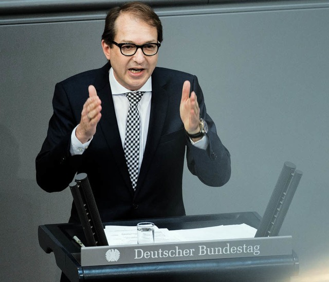 Verkehrsminister Dobrindt wirbt im Bundestag fr die Pkw-Maut.    | Foto: dpa