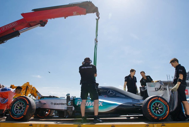 Zunchst am Abschlepphaken, spter mit...it: der Silberpfeil von Lewis Hamilton  | Foto: afp
