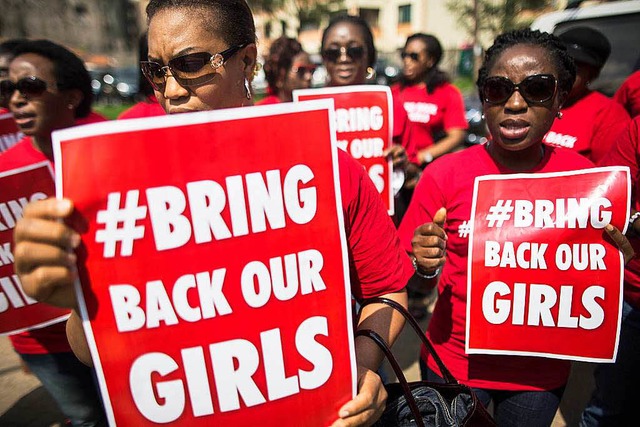 Nigerianische Frauen demonstieren 2014...r  von Boko Haram entfhrten Mdchen.  | Foto: dpa