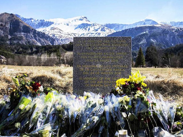 Eine Gedenktafel im franzsischen Ort Vernet erinnert an das Flugzeug-Unglck.  | Foto: AFP