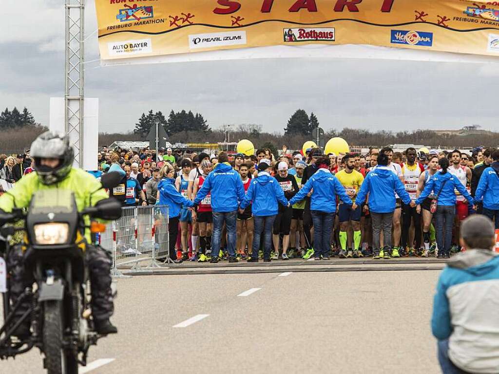 Tausende Luferinnen und Lufer nehmen den Freiburg-Marathon 2015 unter die Sportschuhe.