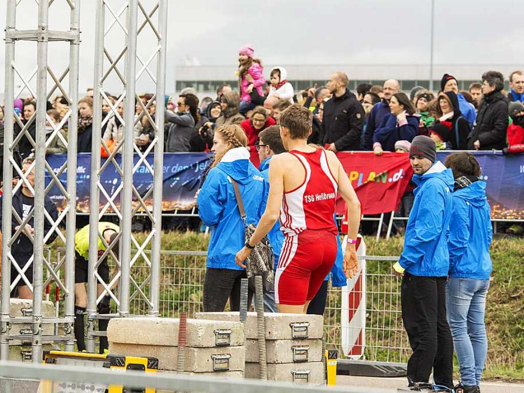 Tausende Luferinnen und Lufer nehmen den Freiburg-Marathon 2015 unter die Sportschuhe.