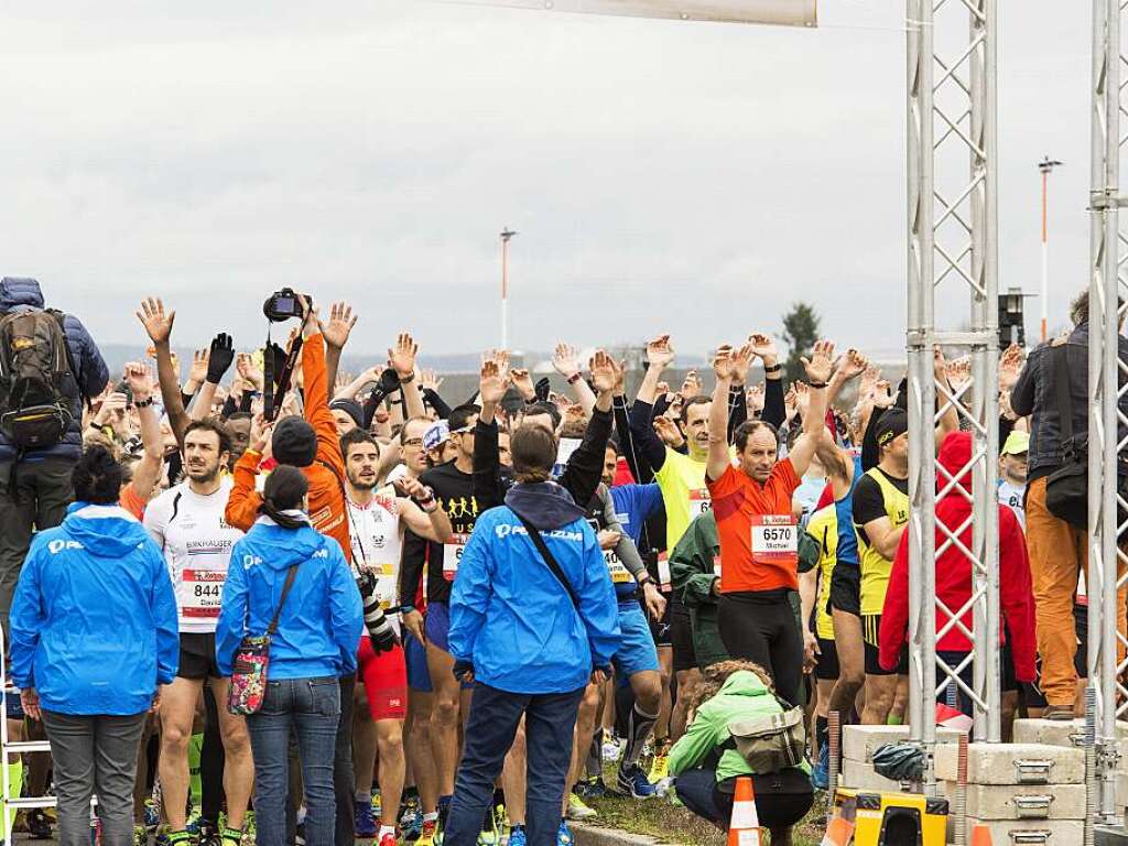 Tausende Luferinnen und Lufer nehmen den Freiburg-Marathon 2015 unter die Sportschuhe.