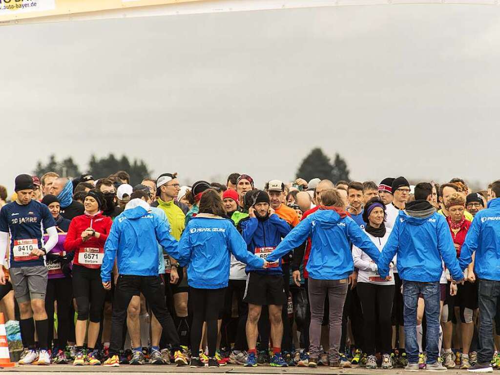 Tausende Luferinnen und Lufer nehmen den Freiburg-Marathon 2015 unter die Sportschuhe.