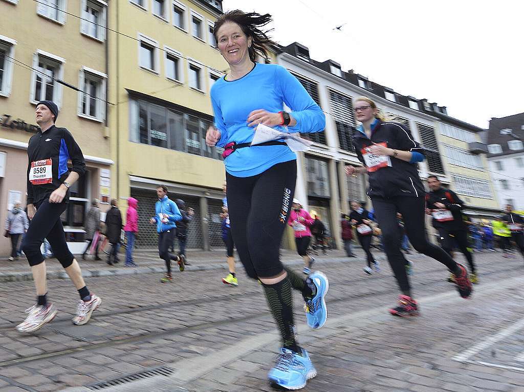 Tausende Luferinnen und Lufer nehmen den Freiburg-Marathon 2015 unter die Sportschuhe.