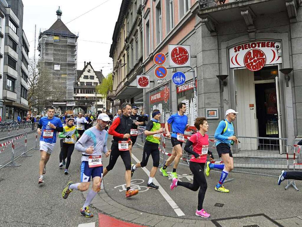 Tausende Luferinnen und Lufer nehmen den Freiburg-Marathon 2015 unter die Sportschuhe.