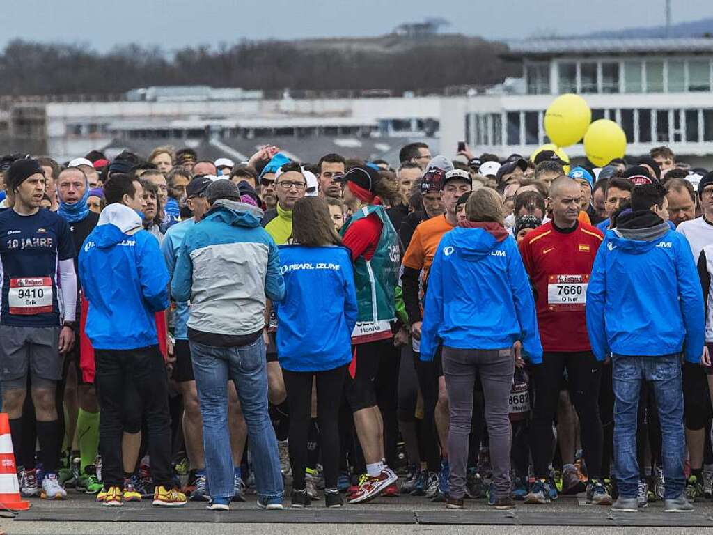 Tausende Luferinnen und Lufer nehmen den Freiburg-Marathon 2015 unter die Sportschuhe.