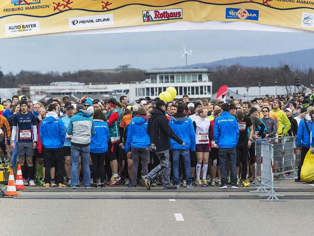 Tausende Luferinnen und Lufer nehmen den Freiburg-Marathon 2015 unter die Sportschuhe.