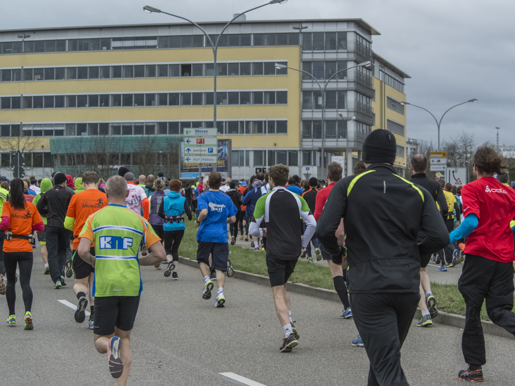 Tausende Luferinnen und Lufer nehmen den Freiburg-Marathon 2015 unter die Sportschuhe.