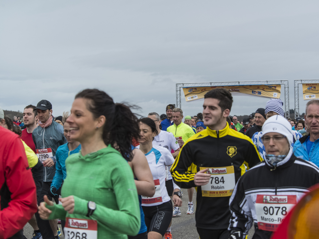 Tausende Luferinnen und Lufer nehmen den Freiburg-Marathon 2015 unter die Sportschuhe.