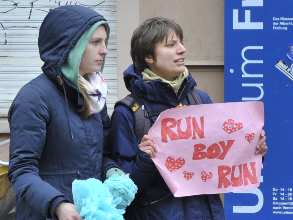 Tausende Luferinnen und Lufer nehmen den Freiburg-Marathon 2015 unter die Sportschuhe.