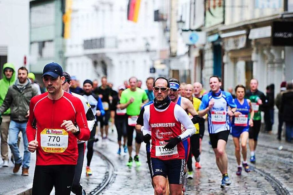Freiburg im Marathonfieber: Helfer und Schaulustige haben die Sportler angefeuert – und zur Musik der Bands entlang der Strecke getanzt. Die Teilnehmer haben trotz Regenwetters ihr Bestes gegeben. (Foto: Miroslav Dakov) Freiburg im Marathonfieber: Helfer und Schaulustige haben die Sportler angefeuert – und zur Musik der Bands entlang der Strecke getanzt. Die Teilnehmer haben trotz Regenwetters ihr Bestes gegeben. (Foto: Miroslav Dakov)