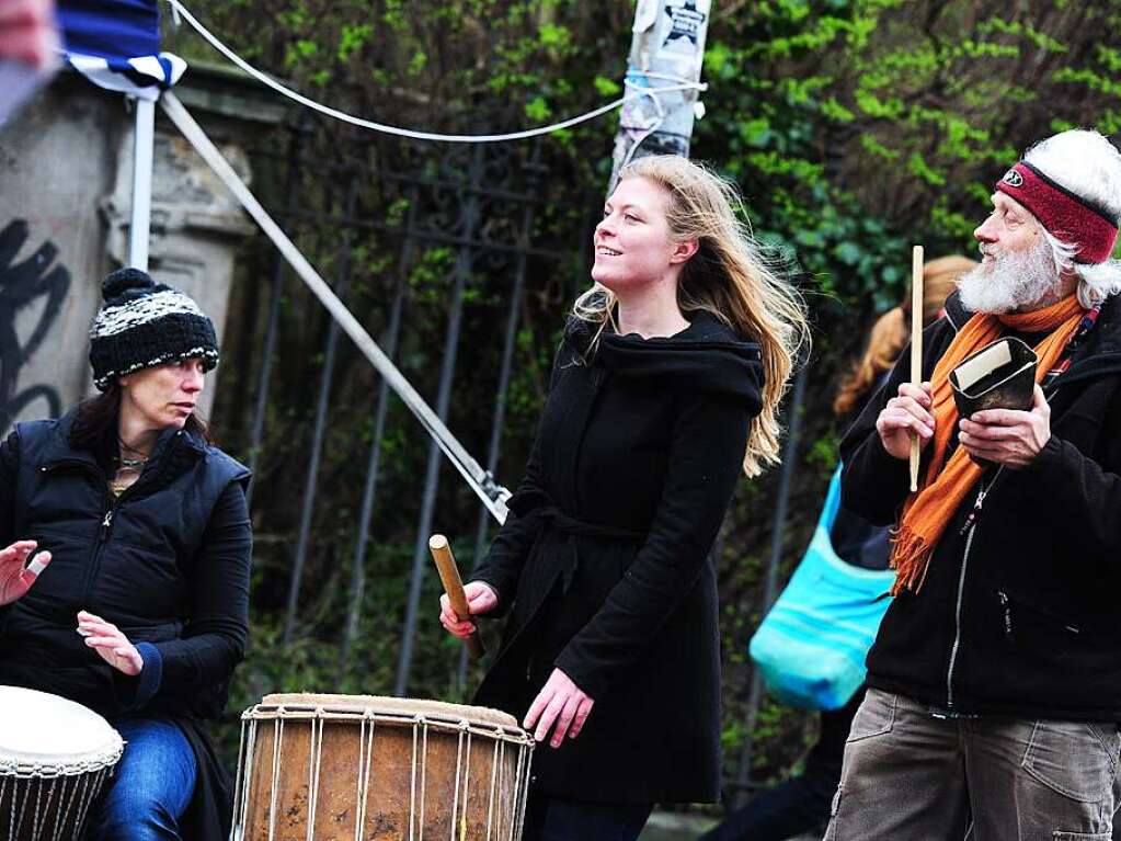 Freiburg im Marathonfieber: Helfer und Schaulustige haben die Sportler angefeuert – und zur Musik der Bands entlang der Strecke getanzt. Die Teilnehmer haben trotz Regenwetters ihr Bestes gegeben.