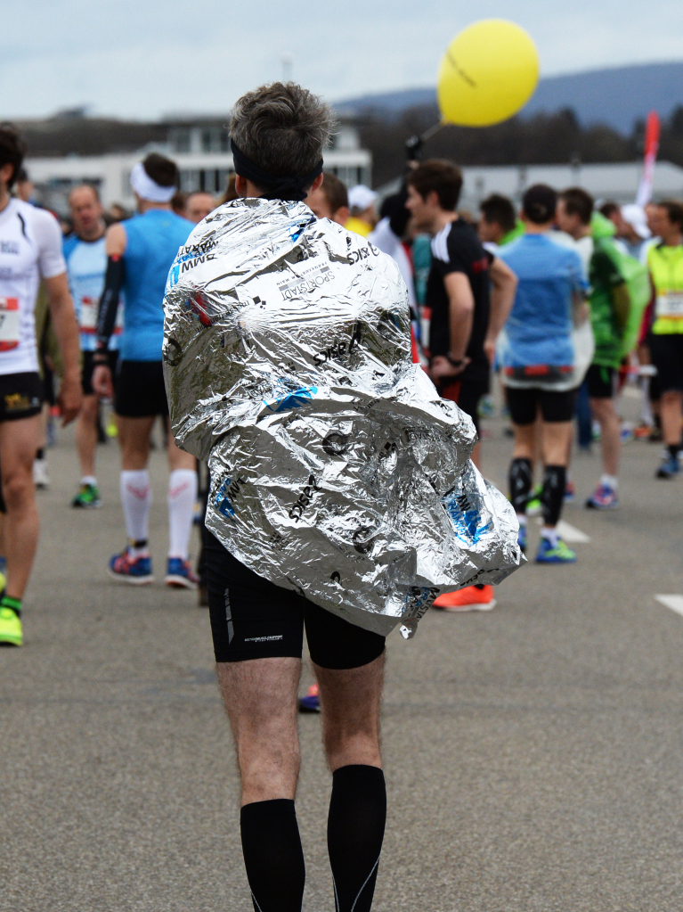 Freiburg im Marathonfieber: Helfer und Schaulustige haben die Sportler angefeuert – und zur Musik der Bands entlang der Strecke getanzt. Die Teilnehmer haben trotz Regenwetters ihr Bestes gegeben.