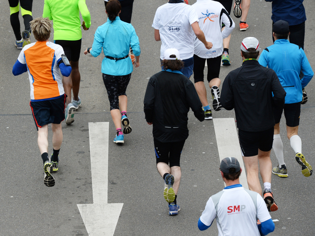 Freiburg im Marathonfieber: Helfer und Schaulustige haben die Sportler angefeuert – und zur Musik der Bands entlang der Strecke getanzt. Die Teilnehmer haben trotz Regenwetters ihr Bestes gegeben.