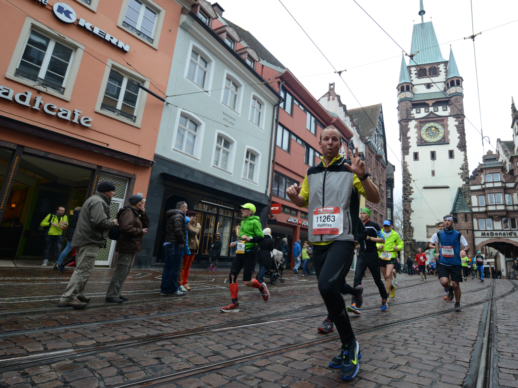 Freiburg im Marathonfieber: Helfer und Schaulustige haben die Sportler angefeuert – und zur Musik der Bands entlang der Strecke getanzt. Die Teilnehmer haben trotz Regenwetters ihr Bestes gegeben.