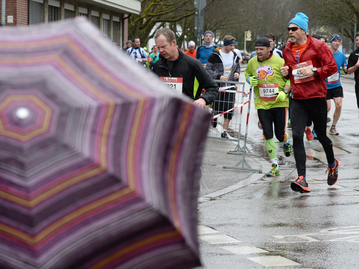 Freiburg im Marathonfieber: Helfer und Schaulustige haben die Sportler angefeuert – und zur Musik der Bands entlang der Strecke getanzt. Die Teilnehmer haben trotz Regenwetters ihr Bestes gegeben.