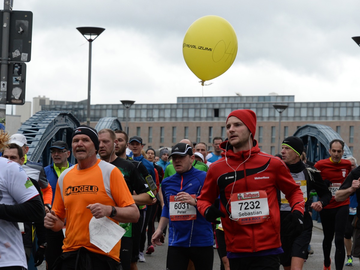 Freiburg im Marathonfieber: Helfer und Schaulustige haben die Sportler angefeuert – und zur Musik der Bands entlang der Strecke getanzt. Die Teilnehmer haben trotz Regenwetters ihr Bestes gegeben.