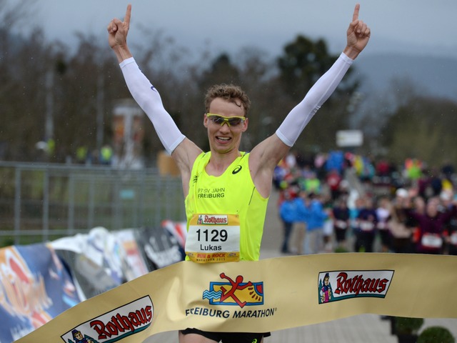 Lukas Naegele war am schnellsten: Der Sieger des Freiburg-Marathon 2015.  | Foto: Patrick Seeger