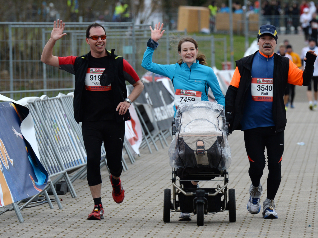 Freiburg im Marathonfieber: Helfer und Schaulustige haben die Sportler angefeuert – und zur Musik der Bands entlang der Strecke getanzt. Die Teilnehmer haben trotz Regenwetters ihr Bestes gegeben.