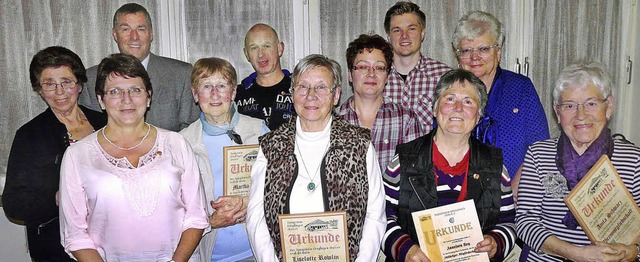 TVD-Vorsitzender Dietrich Kleinert (hi...nge Zugehrigkeit zum Verein geehrt.    | Foto: heidi fssel