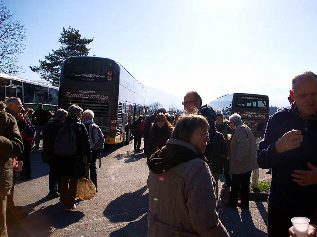 228 Gipfelstrmer waren bei der BZ-Leserfahrt dabei. In fnf Bussen des Bad Sckinger Reisebros Zimmermann ging es in die Gipfelwelt der Berner und Walliser Alpen. Einziger Wermutstropfen: Am Nachmittag verschwand die Bergwelt hinter Wolken.