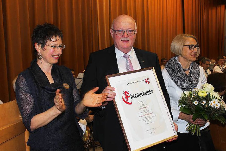 Josef Hügele und Ehefrau Rosmarie freuen sich über seine Ernennung zum Ehrenbürger von March; links seine Stellvertreterin Barbara Laube-Steinhauser (Foto: Mario Schöneberg) Josef Hügele und Ehefrau Rosmarie freuen sich über seine Ernennung zum Ehrenbürger von March; links seine Stellvertreterin Barbara Laube-Steinhauser (Foto: Mario Schöneberg)