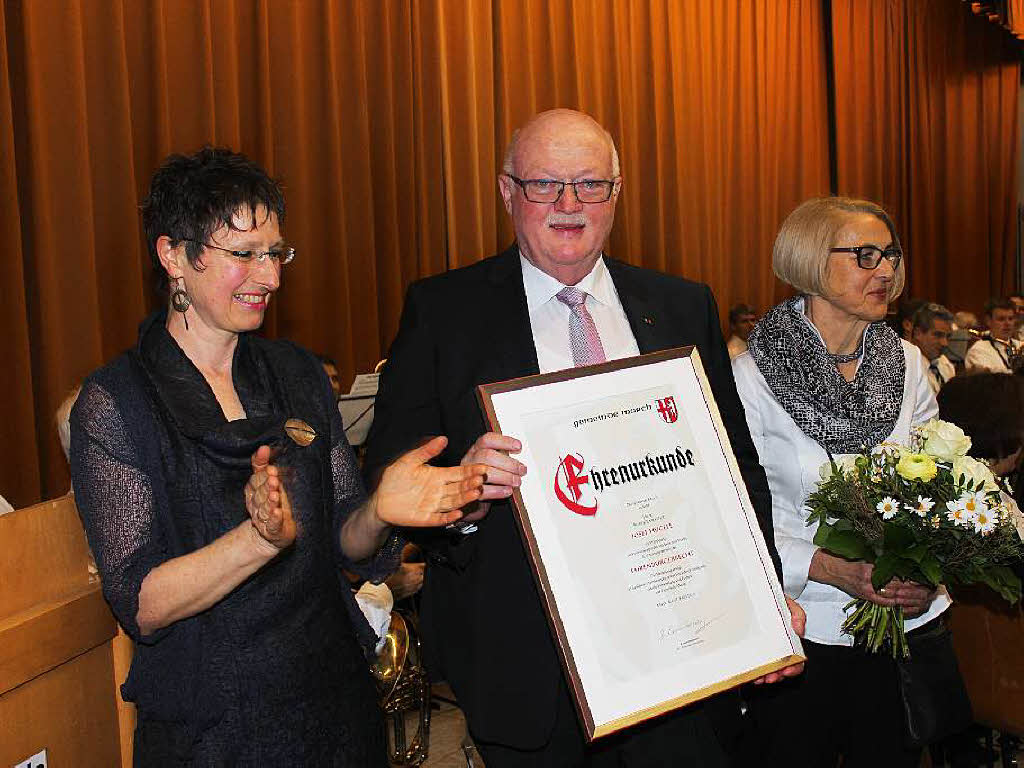 Josef Hgele und Ehefrau Rosmarie freuen sich ber seine Ernennung zum Ehrenbrger von March; links seine Stellvertreterin Barbara Laube-Steinhauser