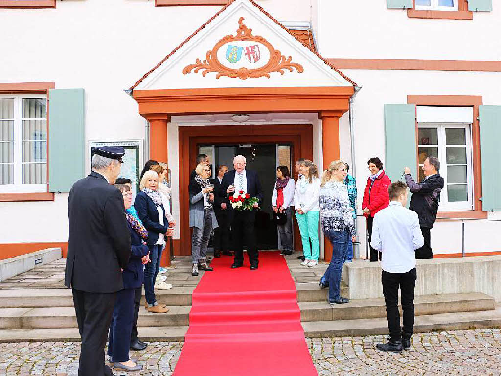 Am Morgen seines letzten Arbeitstages empfing die Rathausbelegschaft  Josef Hgele mit Blumen und rotem Teppich.