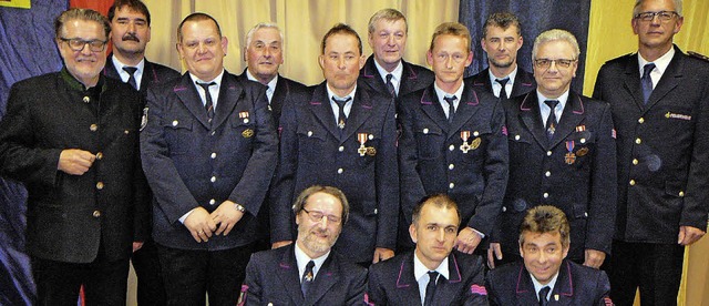 Die Geehrten an der Jahreshauptversamm...uerwehrverbandes Gnter Lenke (rechts)  | Foto: Rolf Mck