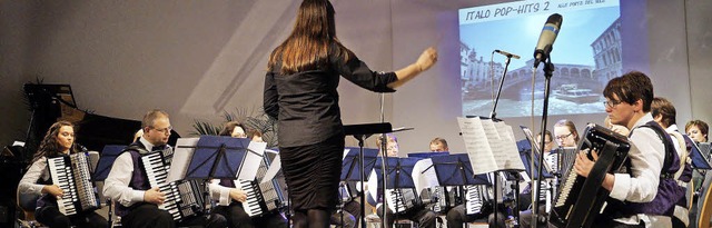 Das Harmonika-Orchester Kandern unter Waltraud Stterlins Leitung  | Foto: Silke Hartenstein