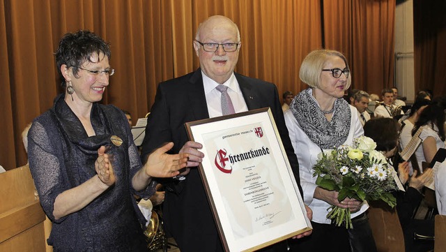 Die Ernennung zum Ehrenbrger bergab ...u gab es Blumen fr Ehefrau Rosmarie.   | Foto: mario schneberg