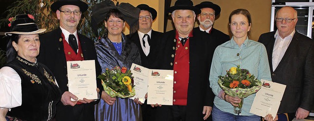 Ehrungen beim Heimatverein March (von ...ronze) und Brgermeister Josef Hgele.  | Foto: Schneberg