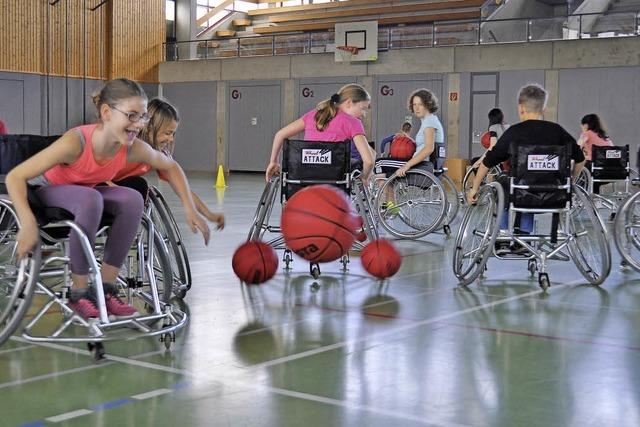Breisacher Realschler spielen Rollstuhl-Basketball