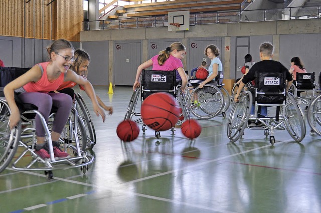 Wenn Nichtbehinderte Rollstuhl-Basketb...e Welt aus deren Perspektive zu sehen.  | Foto: Kai Kricheldorff