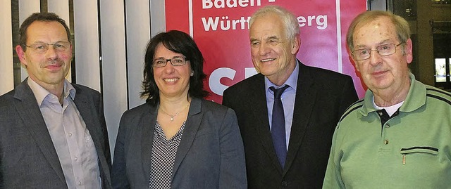 Christoph Bayer, Martina Hinrichs, vom...d Kreisrat Artur Cremans (von links).   | Foto: David Wenk