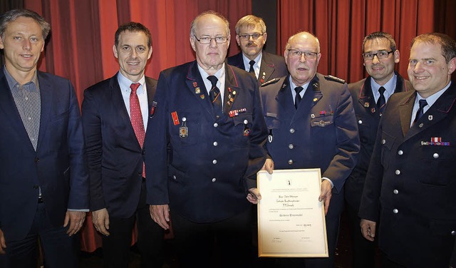 Hans-Dieter Bhringer (Mitte) wurde zu... Stadtbrandmeister Stefan Schepperle.   | Foto: Paul Schleer