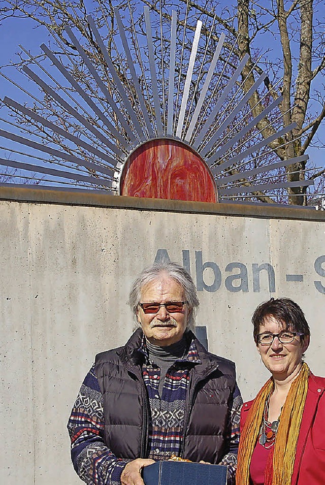 Edgar Ruf mit seinem Werk und Ortsvorsteherin Eveline Klein   | Foto: Petra Wunderle