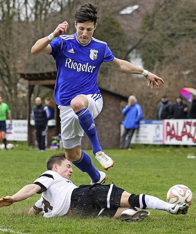 Der Einsatz steimmte: Mario Bergmann (...Philipp Zfle (SV Endingen) vom Ball.   | Foto:  Alexandra Buss