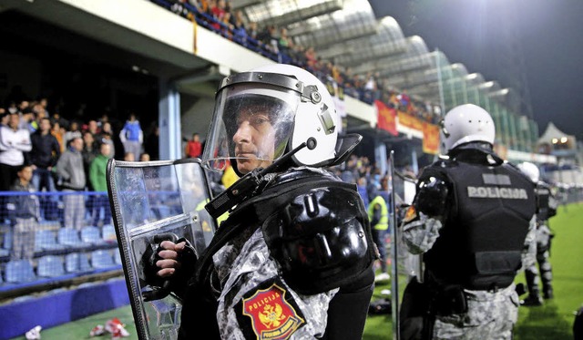 Polizisten versuchen, die Lage im Stad...n Podgorica in den Griff zu bekommen.   | Foto: DPA