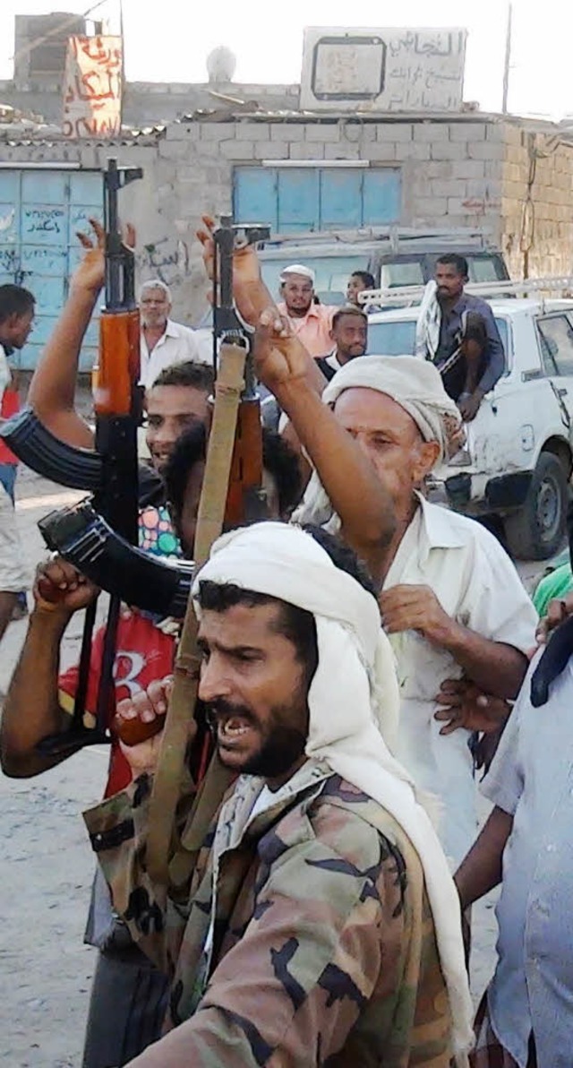 Kmpferisch: Untersttzer des geflohen...nten  Abed Rabbo Mansour Hadi in Aden.  | Foto: afp