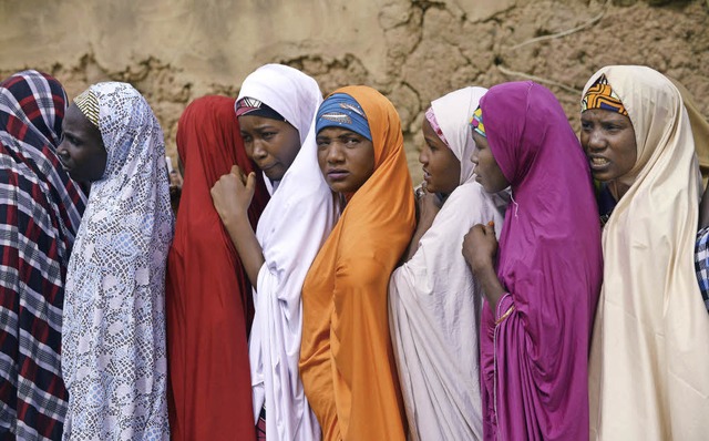 Diese nigerianischen Frauen stehen vor einem Wahllokal.   | Foto: AFP