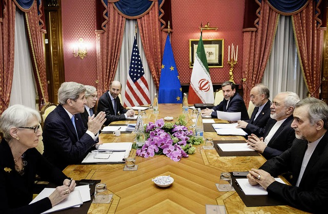 Schwere Verhandlungen: US-Auenministe...ter von rechts) mit ihren Delegationen  | Foto: afp