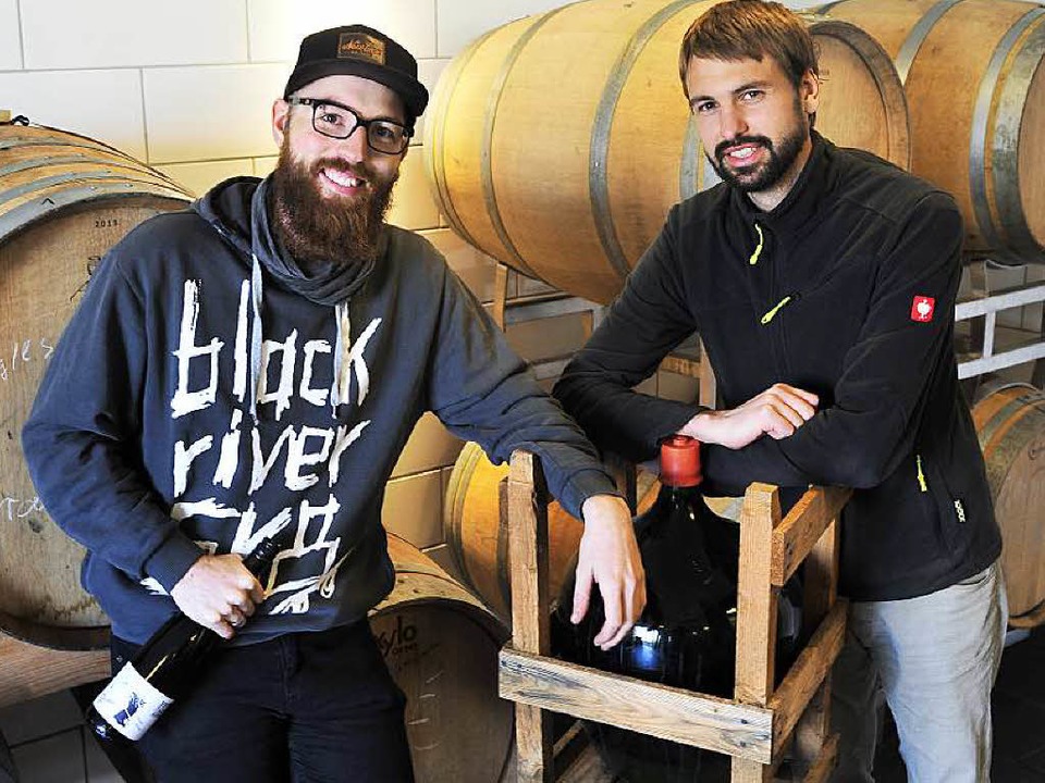 Michael Zimmer (links) und Felix Scherer  vom Weingut Scherer in Bad Krozingen   | Foto: THOMAS KunZ