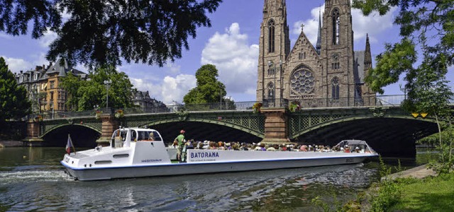 Eine Stadttour auf dem Wasser bieten die Batoramaboote in Straburg.   | Foto: Batorama