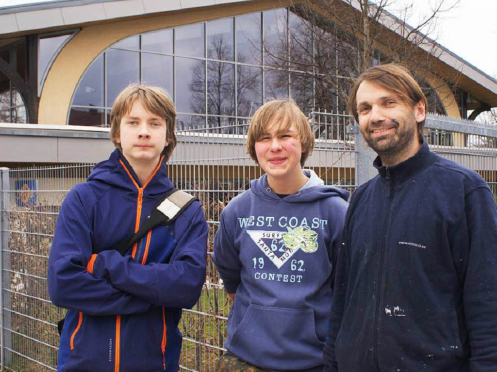 Die Schler Lennart und Joel mit Andreas Ernst. 